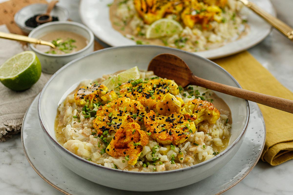 Blumenkohl-Risotto mit geröstetem Kurkuma-Blumenkohl und Tahini-Sauce