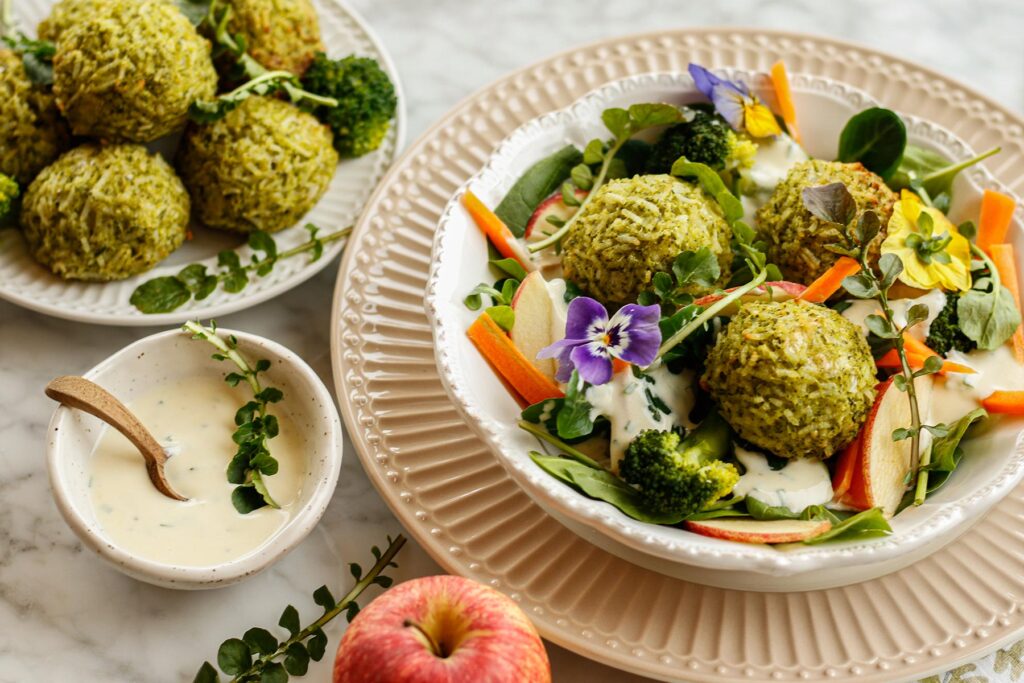 Brokkoli-Reisbällchen mit Frühlingssalat und Joghurtdressing