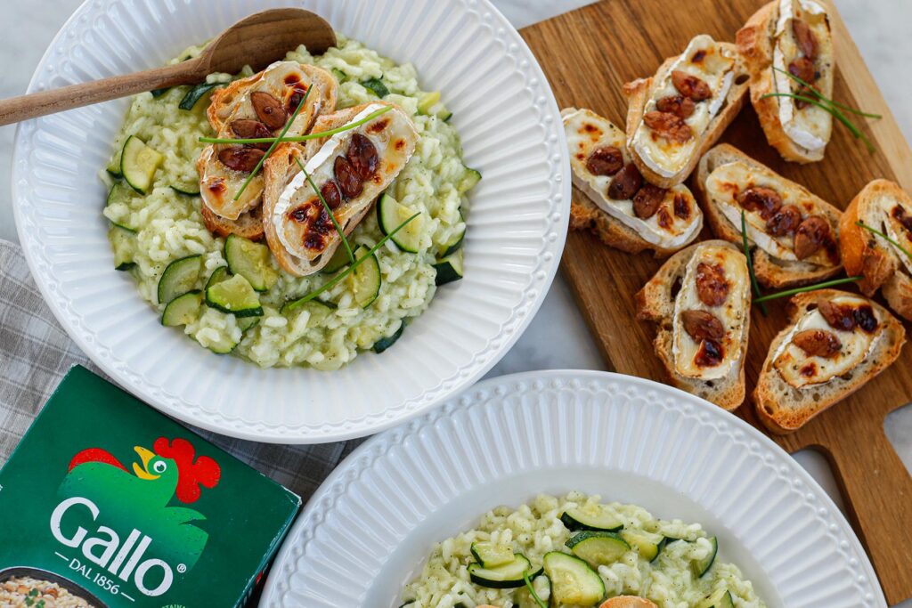 Grünes Zucchinirisotto mit Ziegenkäse-Crostini und Mandeln